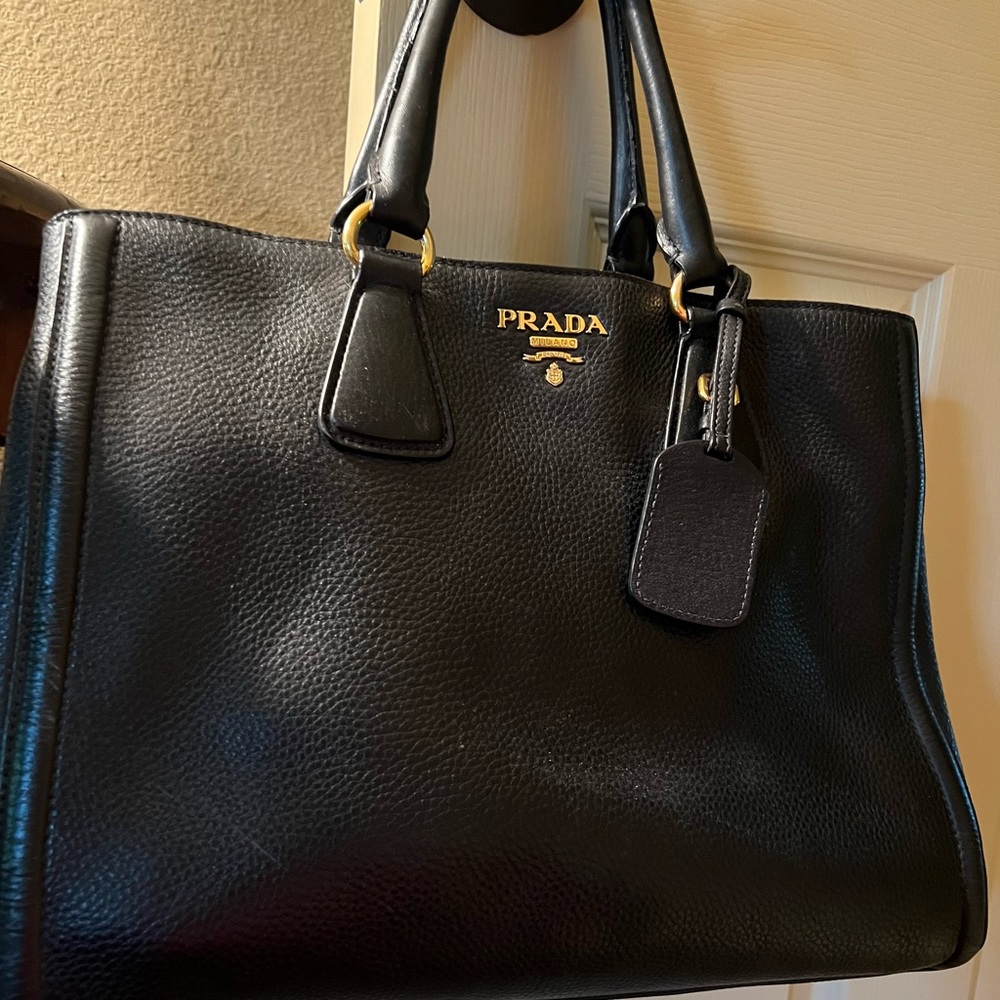 PRADA BLACK LEATHER TOTE-AUTHENTIC